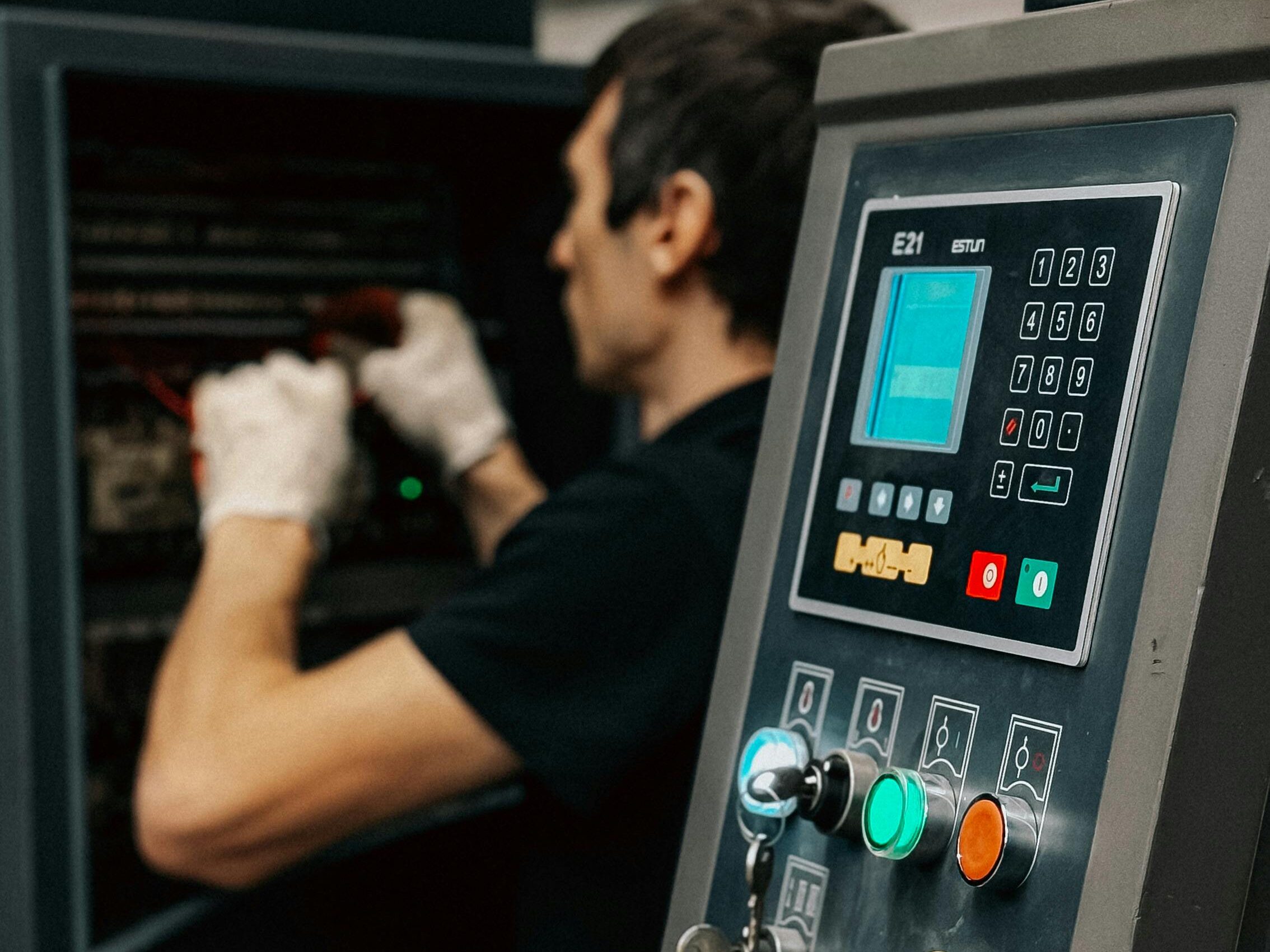 תבניות פלסטיק והזרקת פלסטיק למגוון תעשיות. תבניות פלסטיק לבניין, פלסטיק לטקסטיל ולמוצרי פרסום